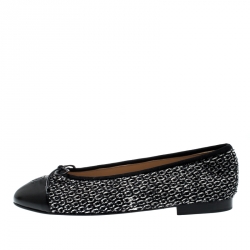 مملوكة مسبقًا Chanel Monochrome Tweed Fabric And Leather CC Cap Toe Bow Ballet Flats Size 40