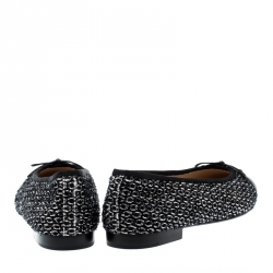مملوكة مسبقًا Chanel Monochrome Tweed Fabric And Leather CC Cap Toe Bow Ballet Flats Size 40
