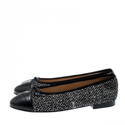 مملوكة مسبقًا Chanel Monochrome Tweed Fabric And Leather CC Cap Toe Bow Ballet Flats Size 40