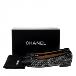 مملوكة مسبقًا Chanel Monochrome Tweed Fabric And Leather CC Cap Toe Bow Ballet Flats Size 40