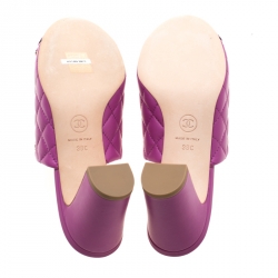 Pre Owned حذاء سلايد شانيل CC جلد بنفسجي مبطن مقدمة كاروهات مقاس 38