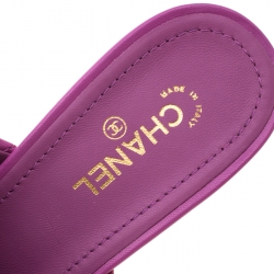 Pre Owned حذاء سلايد شانيل CC جلد بنفسجي مبطن مقدمة كاروهات مقاس 38