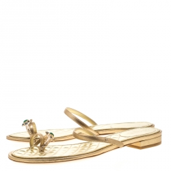 Pre Owned صدل إصبع فلات شانيل مزخرف إيناميل جلد ذهبي ميتالك مقاس 40