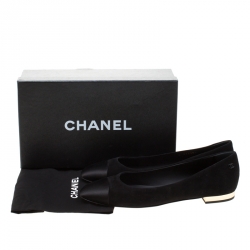 Pre Owned حذاء فلات باليه شانيل CC ساتان وسويدي أسود مقاس 39