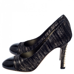 مملوكة مسبقًا حذاء كعب عالي شانيل بمقدمة لؤلؤ لامعة جلد لامع وسويدي مزخرف ذهبي / اسود مقاس 41