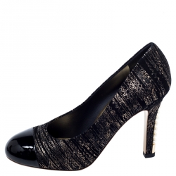 مملوكة مسبقًا حذاء كعب عالي شانيل بمقدمة لؤلؤ لامعة جلد لامع وسويدي مزخرف ذهبي / اسود مقاس 41