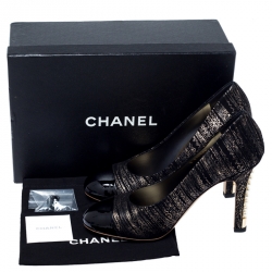 مملوكة مسبقًا حذاء كعب عالي شانيل بمقدمة لؤلؤ لامعة جلد لامع وسويدي مزخرف ذهبي / اسود مقاس 41