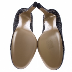 مملوكة مسبقًا حذاء كعب عالي شانيل بمقدمة لؤلؤ لامعة جلد لامع وسويدي مزخرف ذهبي / اسود مقاس 41