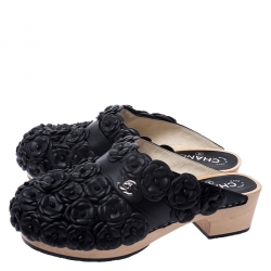 مملوكة مسبقًا Chanel Metallic Black Camellia Embellished CC Lock Wooden Clogs Size 40.5