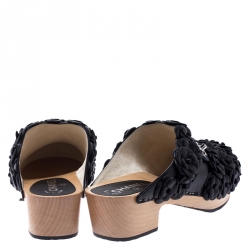 مملوكة مسبقًا Chanel Metallic Black Camellia Embellished CC Lock Wooden Clogs Size 40.5