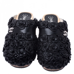 مملوكة مسبقًا Chanel Metallic Black Camellia Embellished CC Lock Wooden Clogs Size 40.5