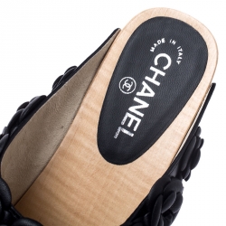 مملوكة مسبقًا Chanel Metallic Black Camellia Embellished CC Lock Wooden Clogs Size 40.5