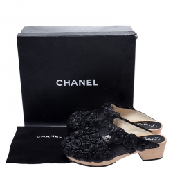 مملوكة مسبقًا Chanel Metallic Black Camellia Embellished CC Lock Wooden Clogs Size 40.5
