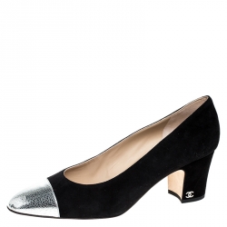 مملوكة مسبقًا Chanel Black Suede And Metallic Silver Leather CC Cap Toe Pumps Size 40.5