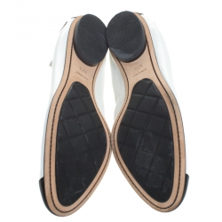 Pre Owned حذاء فلات باليه شانيل CC مجعد جلد لامع أبيض/ أسود مقاس 37.5