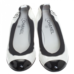 Pre Owned حذاء فلات باليه شانيل CC مجعد جلد لامع أبيض/ أسود مقاس 37.5