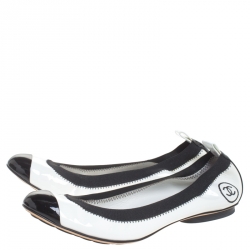 Pre Owned حذاء فلات باليه شانيل CC مجعد جلد لامع أبيض/ أسود مقاس 37.5