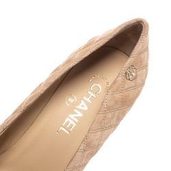 مملوكة مسبقًا Chanel Beige Quilted Suede And Python Leather Cap Toe CC Pumps Size 41