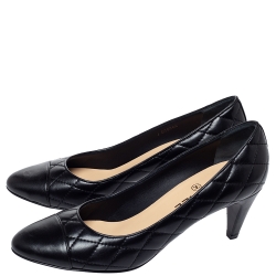 مملوكة مسبقًا Chanel Black Quilted Leather Cap Toe CC Heel Pumps Size 39