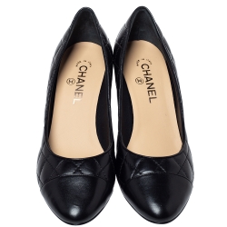 مملوكة مسبقًا Chanel Black Quilted Leather Cap Toe CC Heel Pumps Size 39