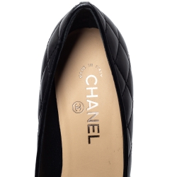 مملوكة مسبقًا Chanel Black Quilted Leather Cap Toe CC Heel Pumps Size 39
