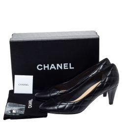 مملوكة مسبقًا Chanel Black Quilted Leather Cap Toe CC Heel Pumps Size 39