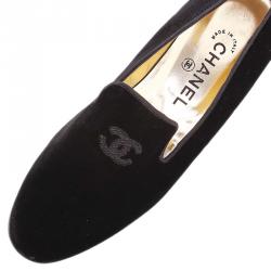 مملوكة مسبقًا حذاء شانيل مخمل أسود CC سموكينج مقاس 37.5