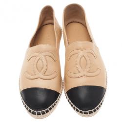 مملوكة مسبقًا Chanel Beige and Black Leather CC Espadrilles Size 40