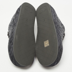 مملوكة مسبقًا Chanel Tweed Grey/Black Woven Fabric and Leather Cap Toe Low Top Sneakers Size 39.5