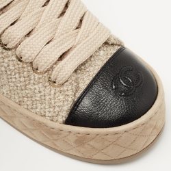 مملوكة مسبقًا Chanel Beige/ Black Tweed and Leather Cap Toe CC Low Top Sneakers Size 39.5