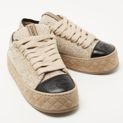 مملوكة مسبقًا Chanel Beige/ Black Tweed and Leather Cap Toe CC Low Top Sneakers Size 39.5