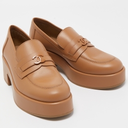 مملوكة مسبقًا Chanel Brown Leather CC Platform Loafers Size 39.5