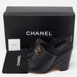 مملوكة مسبقًا Chanel Black Quilted Leather CC Wedge Open Toe Slide Sandals Size 40