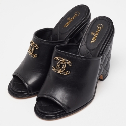 مملوكة مسبقًا Chanel Black Quilted Leather CC Wedge Open Toe Slide Sandals Size 40