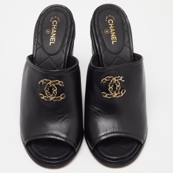 مملوكة مسبقًا Chanel Black Quilted Leather CC Wedge Open Toe Slide Sandals Size 40