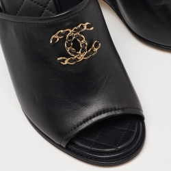 مملوكة مسبقًا Chanel Black Quilted Leather CC Wedge Open Toe Slide Sandals Size 40