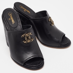 مملوكة مسبقًا Chanel Black Quilted Leather CC Wedge Open Toe Slide Sandals Size 40