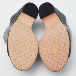 مملوكة مسبقًا Chanel Black Quilted Leather CC Wedge Open Toe Slide Sandals Size 40
