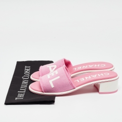 مملوكة مسبقًا Chanel Pink Fabric Logo Print Slide Sandals Size 40