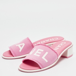 مملوكة مسبقًا Chanel Pink Fabric Logo Print Slide Sandals Size 40