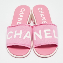مملوكة مسبقًا Chanel Pink Fabric Logo Print Slide Sandals Size 40