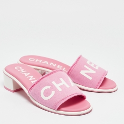 مملوكة مسبقًا Chanel Pink Fabric Logo Print Slide Sandals Size 40