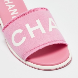 مملوكة مسبقًا Chanel Pink Fabric Logo Print Slide Sandals Size 40