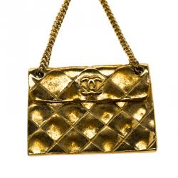 مملوكة مسبقًا بروش شانيل لون ذهبي حقيبة قلاب فينتدج