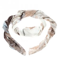 مملوكة مسبقًا وشاح شانيل حرير مطبوع متعدد الألوان مربع