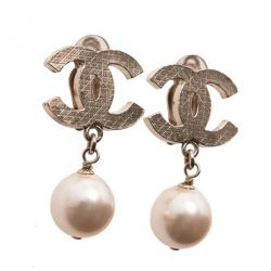 مملوكة مسبقًا Chanel CC Pearl Earrings