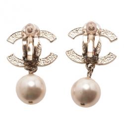 مملوكة مسبقًا Chanel CC Pearl Earrings