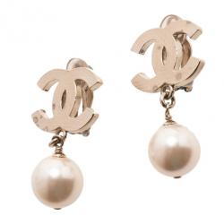 مملوكة مسبقًا Chanel CC Pearl Earrings
