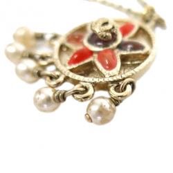 مملوكة مسبقًا Chanel Flower Motif Enamel Medal Pendant Necklace with Dangling Faux Pearls