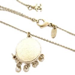 مملوكة مسبقًا Chanel Flower Motif Enamel Medal Pendant Necklace with Dangling Faux Pearls